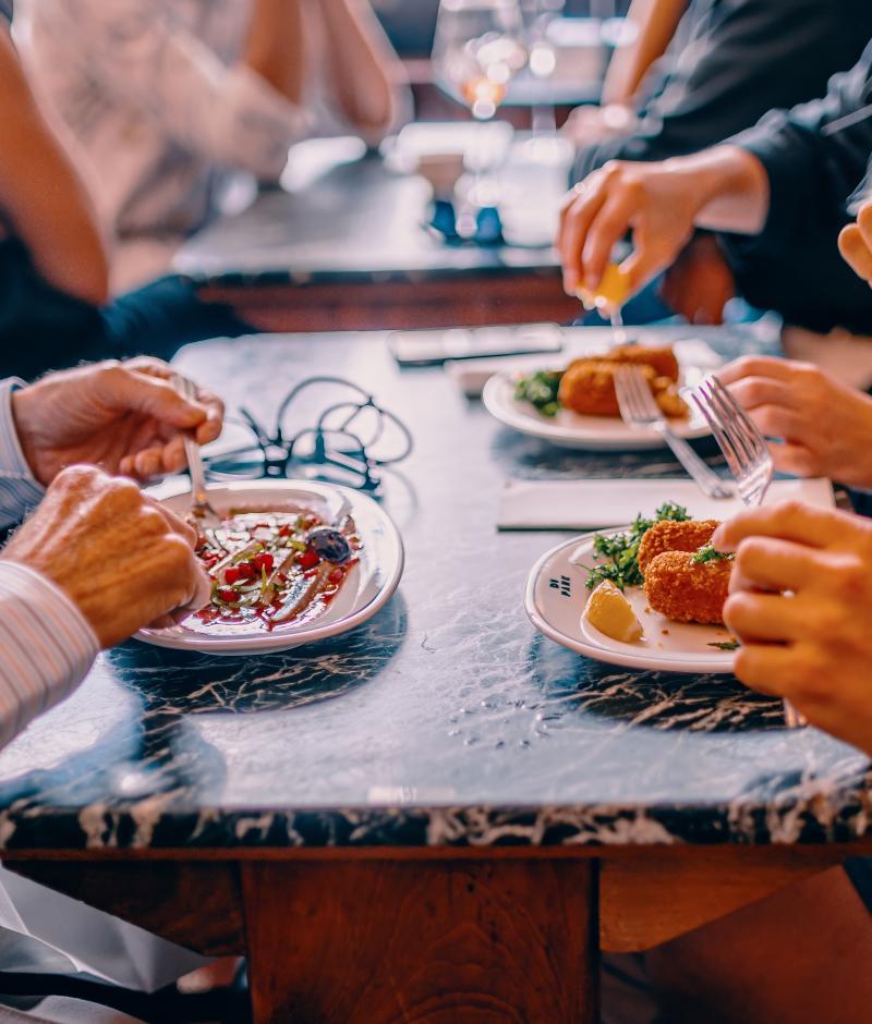 Sfeerbeeld restaurant en garnaalkroketten