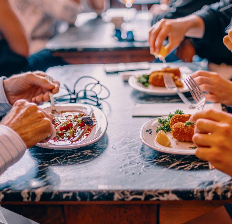 Sfeerbeeld restaurant en garnaalkroketten